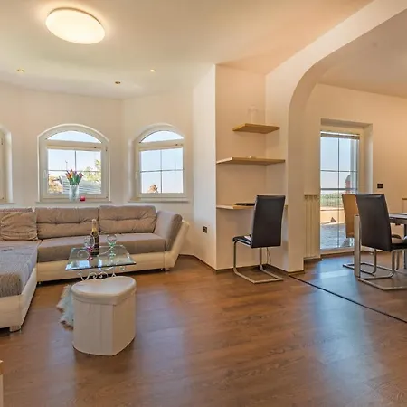 Awesome In With 3 Bedrooms, Wifi And Outdoor Swimming Pool Feriehus