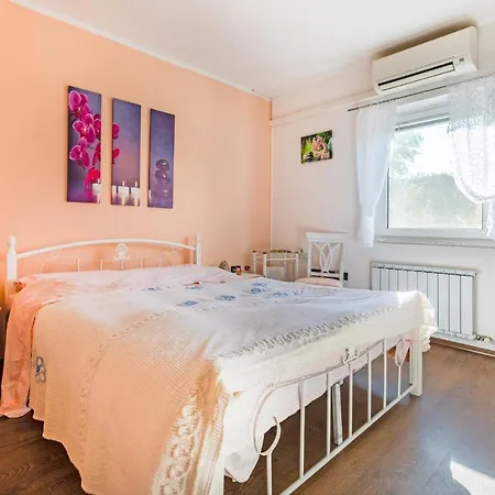 Awesome In With 3 Bedrooms, Wifi And Outdoor Swimming Pool Pobegi