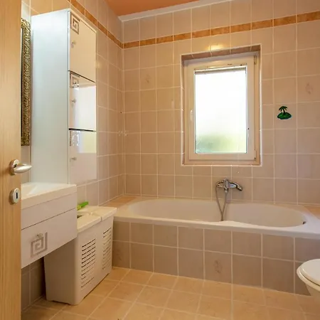 Awesome In With 3 Bedrooms, Wifi And Outdoor Swimming Pool * Pobegi