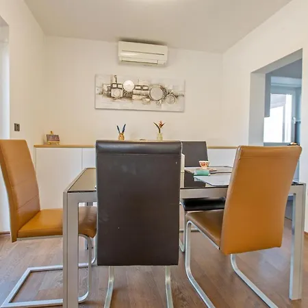 Awesome In With 3 Bedrooms, Wifi And Outdoor Swimming Pool Prázdninový dům *
