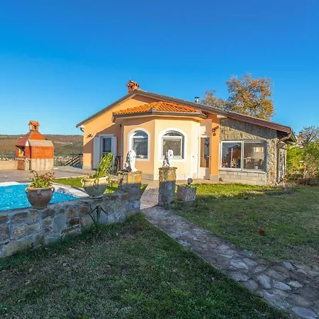 Awesome In With 3 Bedrooms, Wifi And Outdoor Swimming Pool