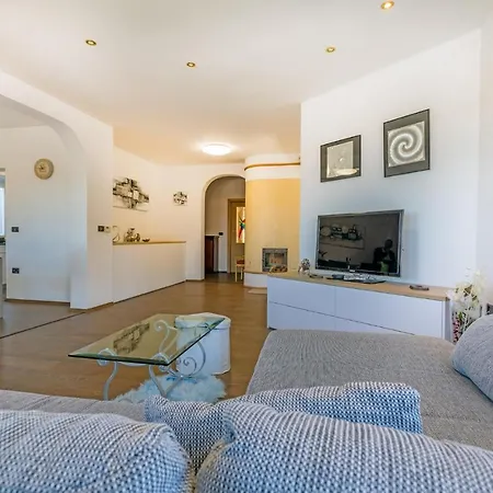 Awesome In With 3 Bedrooms, Wifi And Outdoor Swimming Pool