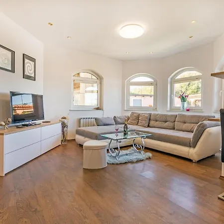 Feriehus Awesome In With 3 Bedrooms, Wifi And Outdoor Swimming Pool