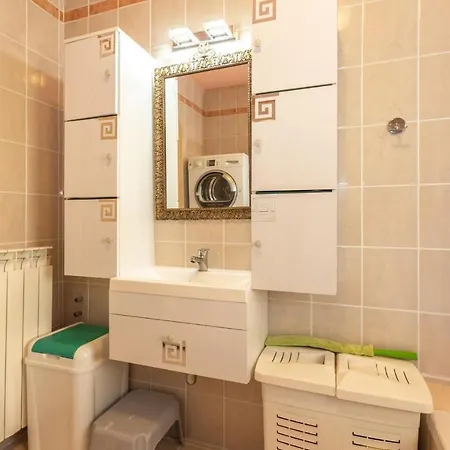 Awesome In With 3 Bedrooms, Wifi And Outdoor Swimming Pool Pobegi